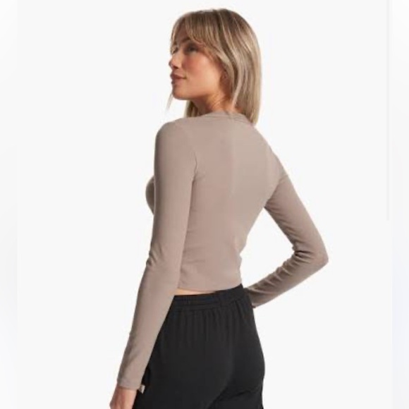 Vuori Long Sleeve Pose Scoop Tee Medium - Picture 4 of 7